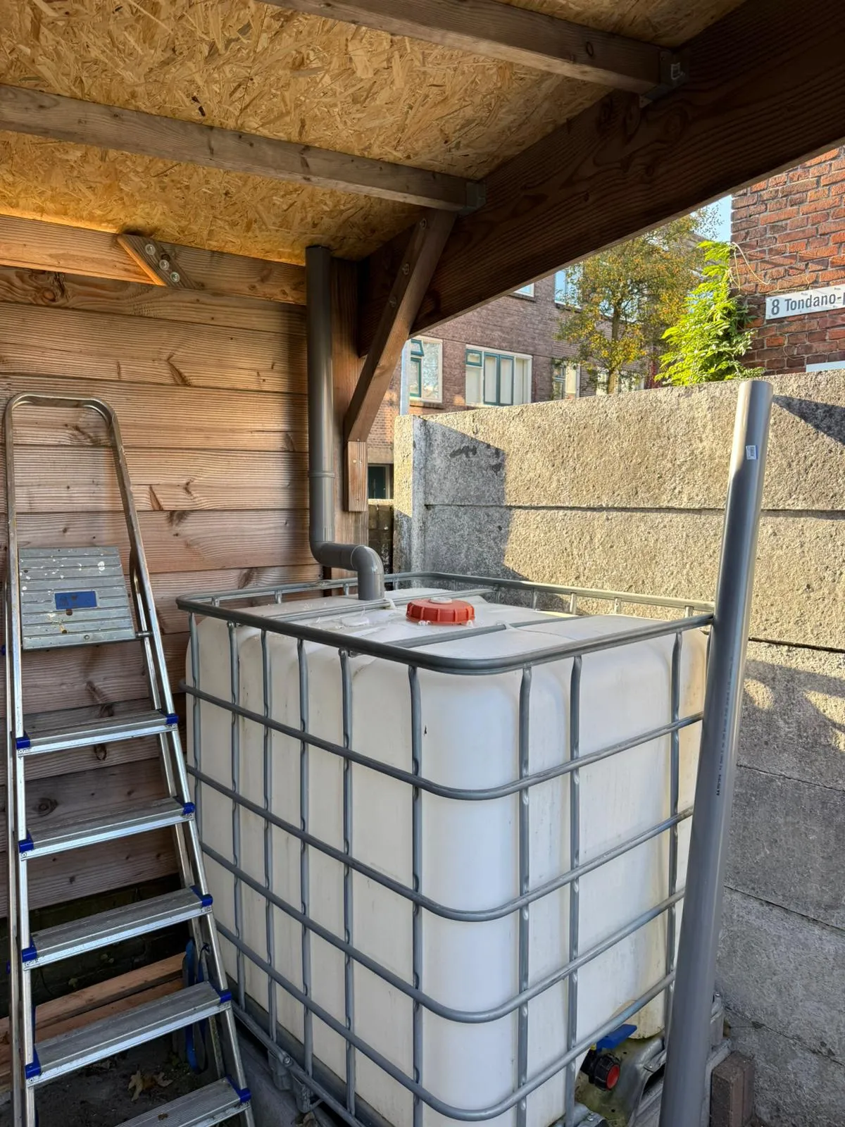 EPDM dak met regenwaterafvoer naar tank: duurzaam en waterdicht